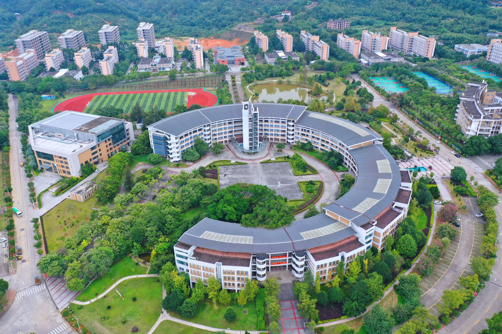 山水环绕的龙岩学院校园